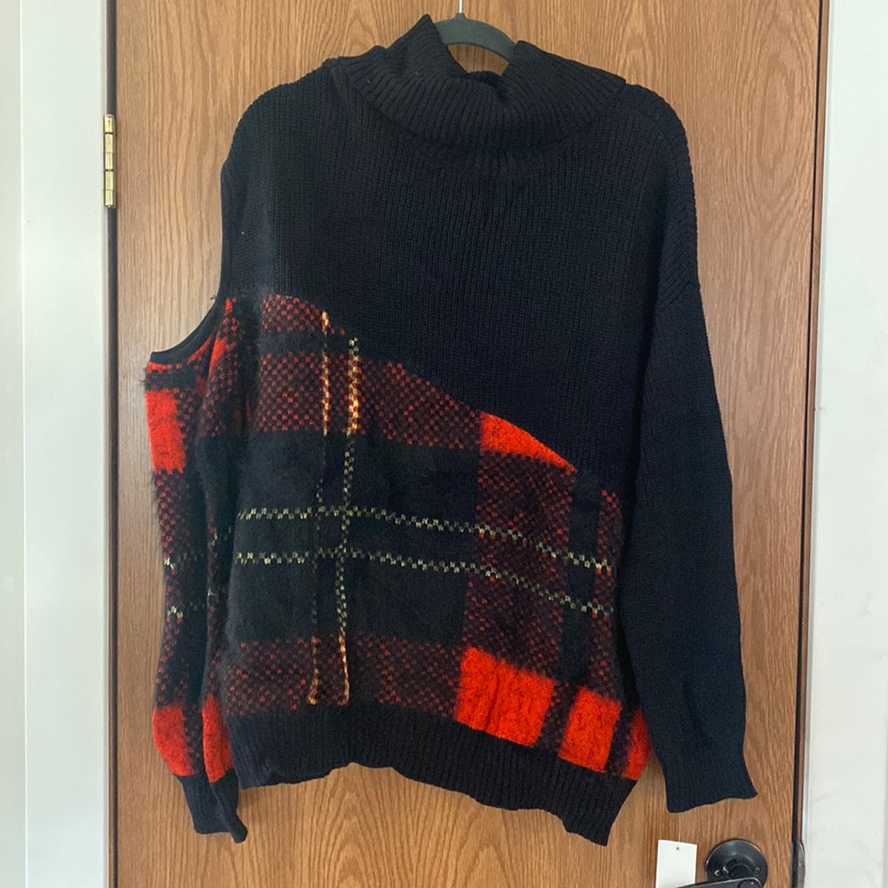 CUTOFF SHOULDER TURTLENECK